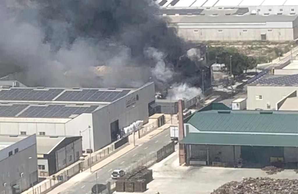 Aparatoso incendio de dos naves industriales en el polgono industrial de Alhama
